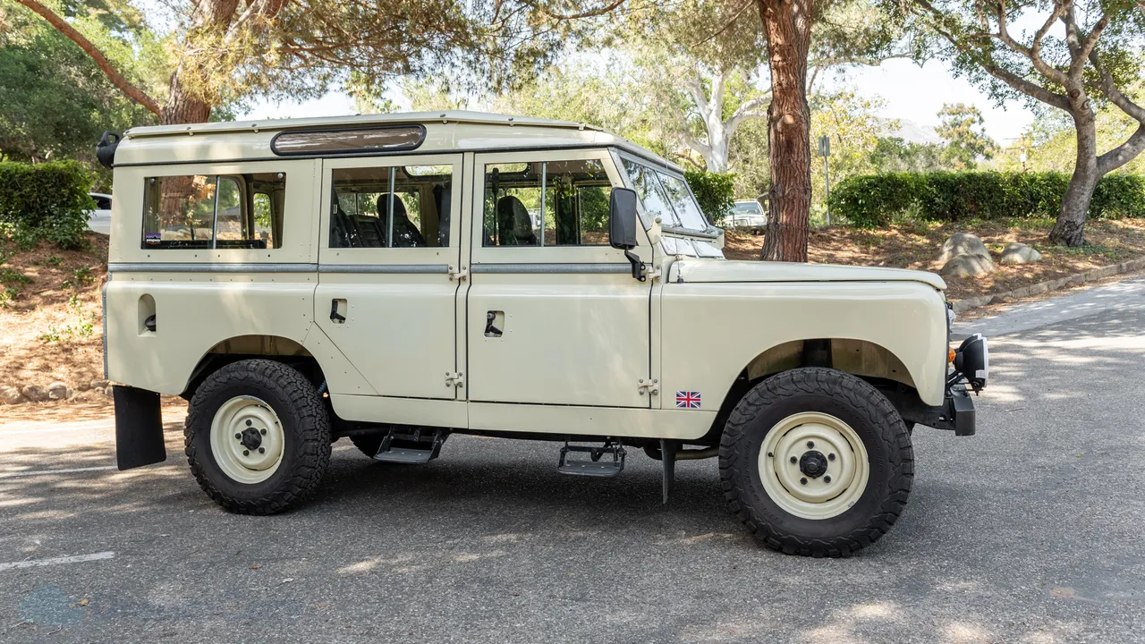 Modified 1964 Land Rover 109 Photo 6
