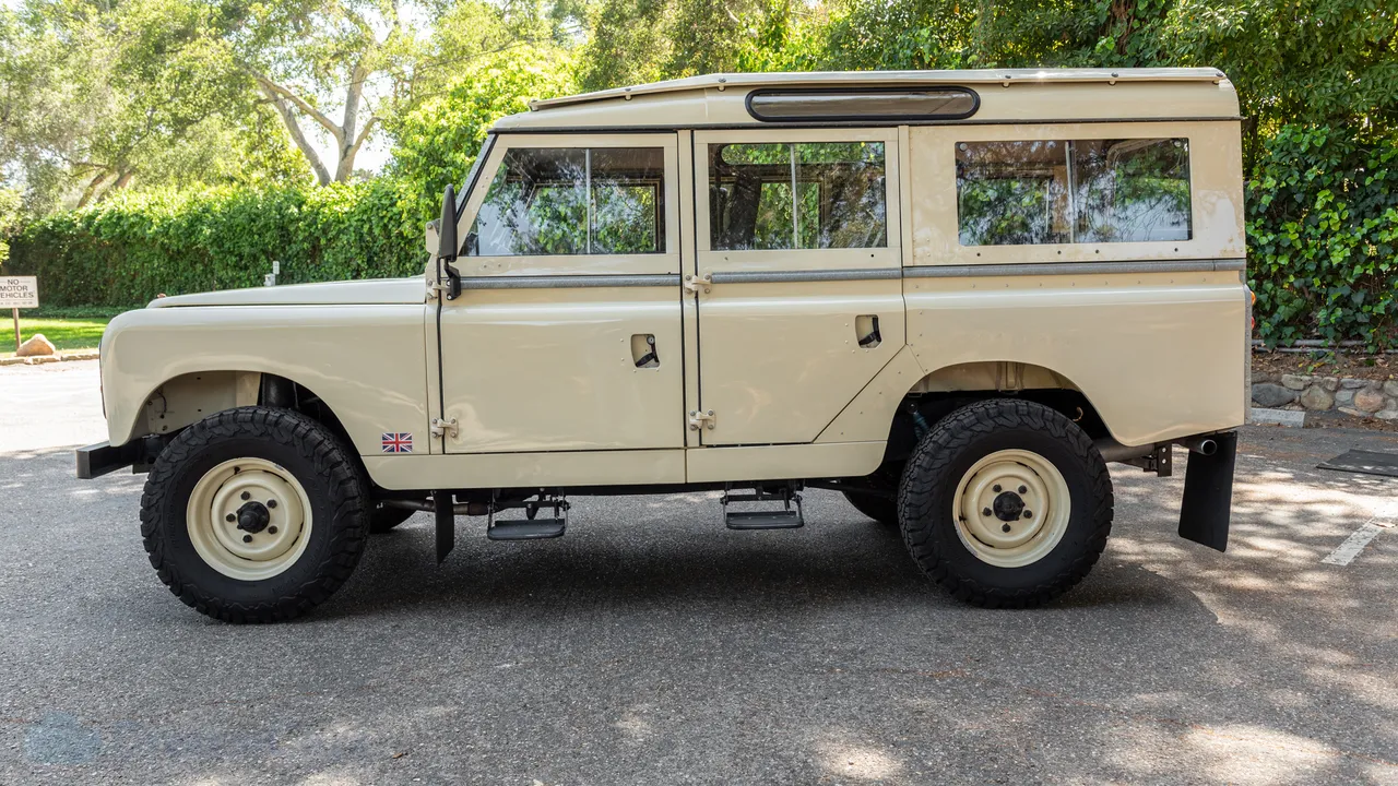 Modified 1964 Land Rover 109 Photo 9